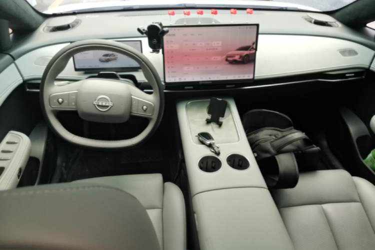 Used Nissan N7 2025 625 Max Center Console