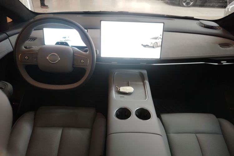 Used Nissan N7 2025 510 Max Center Console