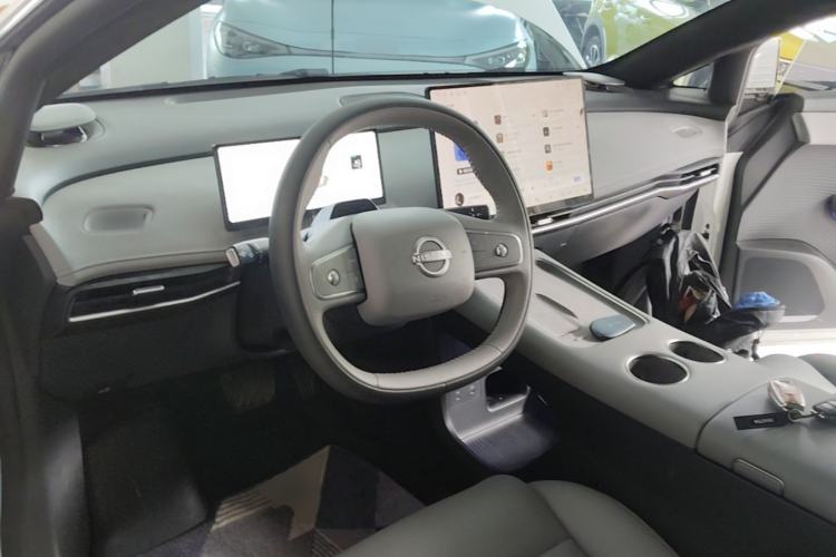 Used Nissan N7 2025 510 Max Center Console
