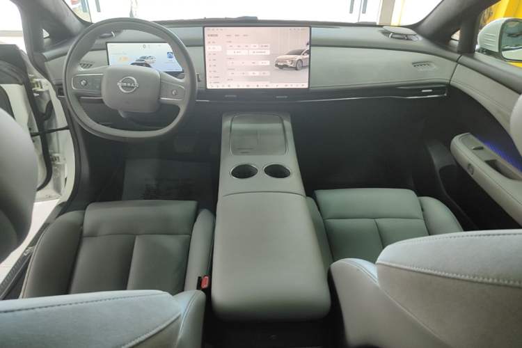 Used Nissan N7 2025 510 Max Center Console