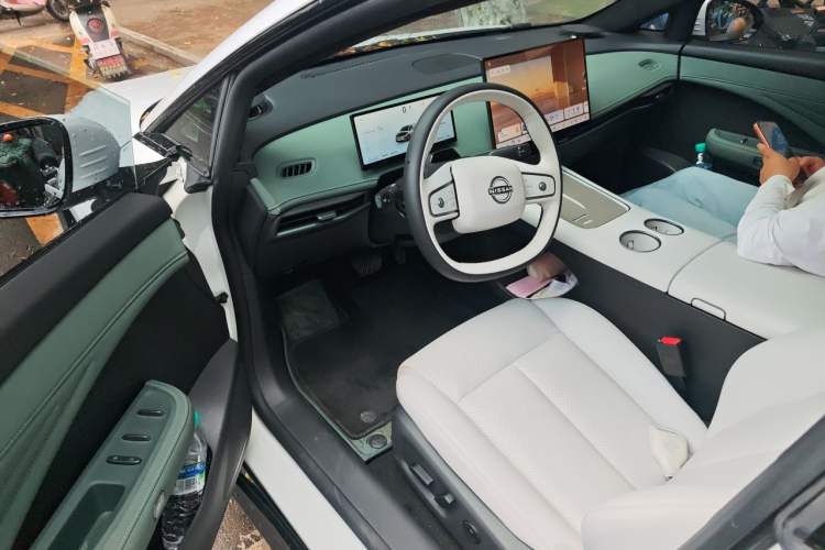 Used Nissan N7 2025 625 Max Driver Seat