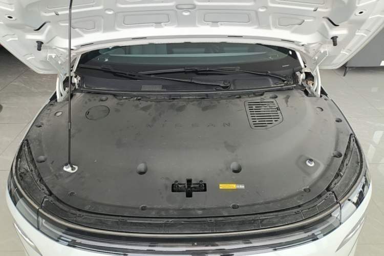 Used Nissan N7 2025 510 Max Engine Bay