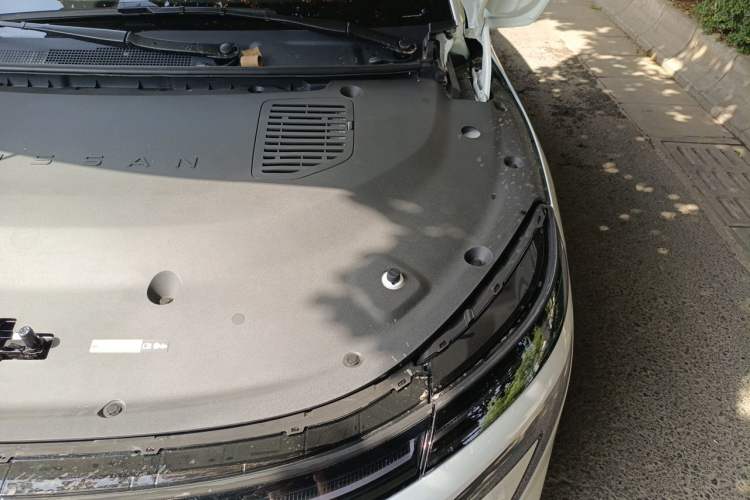Used Nissan N7 2025 625 Pro Engine Bay Left