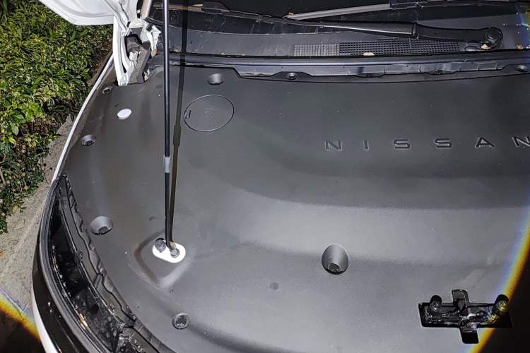 Used Nissan N7 2025 625 Max Engine Bay Right