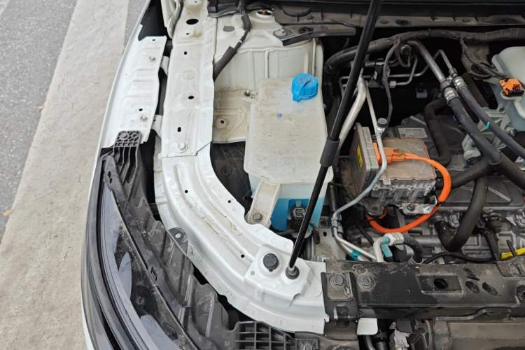 Used Nissan N7 2025 625 Pro Engine Bay Right