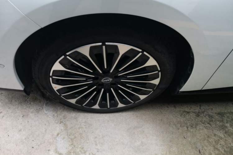 Used Nissan N7 2025 625 Max Exterior 4