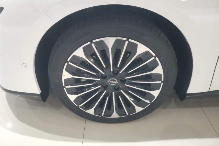 Used Nissan N7 2025 625 Max Exterior 7