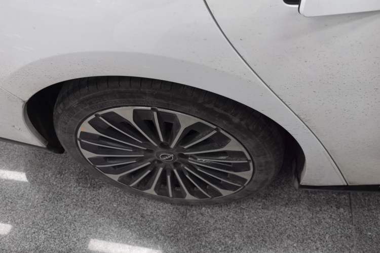 Used Nissan N7 2025 625 Max Exterior 8