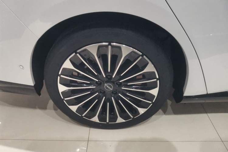 Used Nissan N7 2025 625 Max Exterior 8