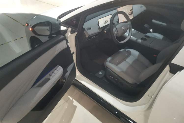 Used Nissan N7 2025 625 Max Interior 3