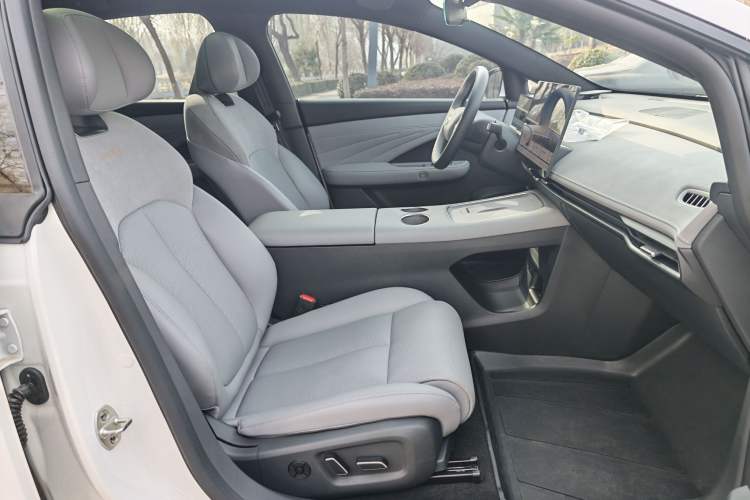Used Nissan N7 2025 625 Pro Interior 4