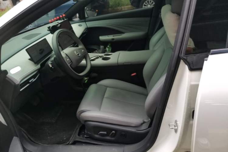 Used Nissan N7 2025 625 Max Left Front Seat