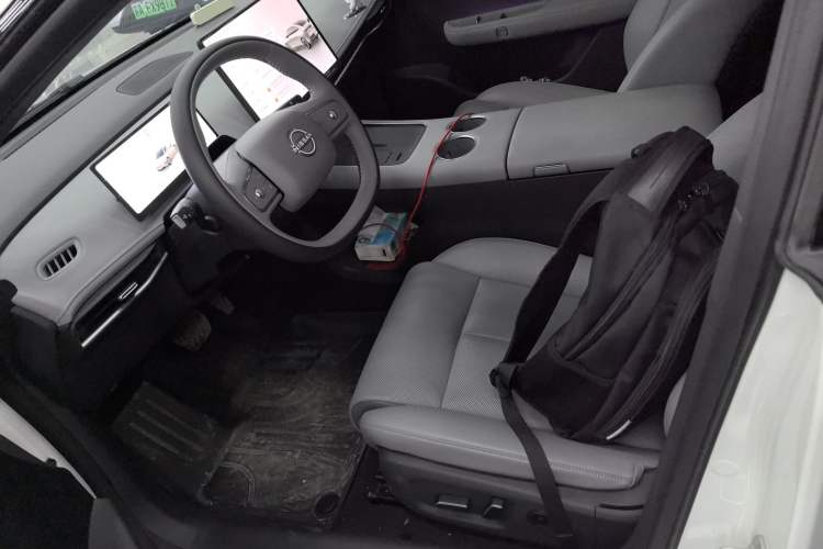 Used Nissan N7 2025 625 Max Left Front Seat