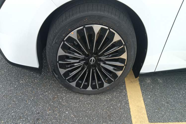 Used Nissan N7 2025 625 Pro Left Front Wheel Hub