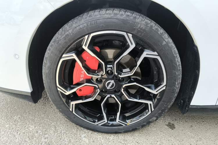 Used Nissan N7 2025 510 Max Left Front Wheel Hub