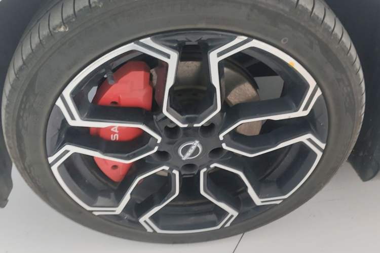 Used Nissan N7 2025 510 Max Left Front Wheel Hub