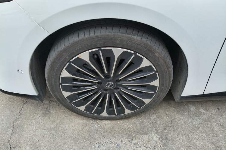 Used Nissan N7 2025 510 Max Left Front Wheel Hub