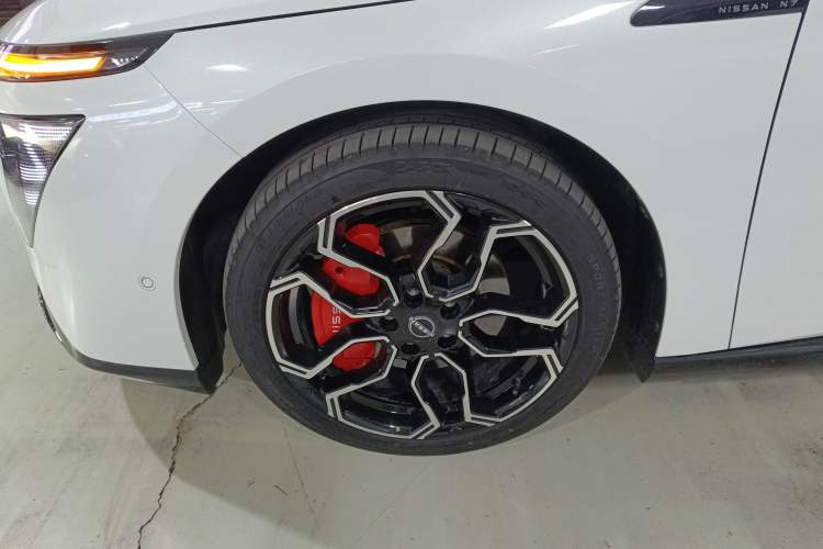 Used Nissan N7 2025 510 Max Left Front Wheel Hub