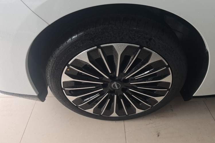 Used Nissan N7 2025 510 Pro Left Front Wheel Hub