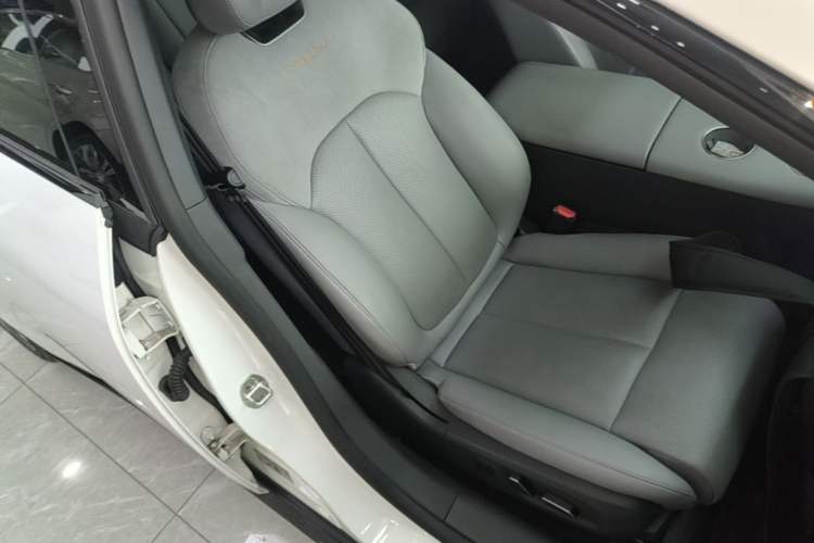 Used Nissan N7 2025 510 Max Right Front Seat