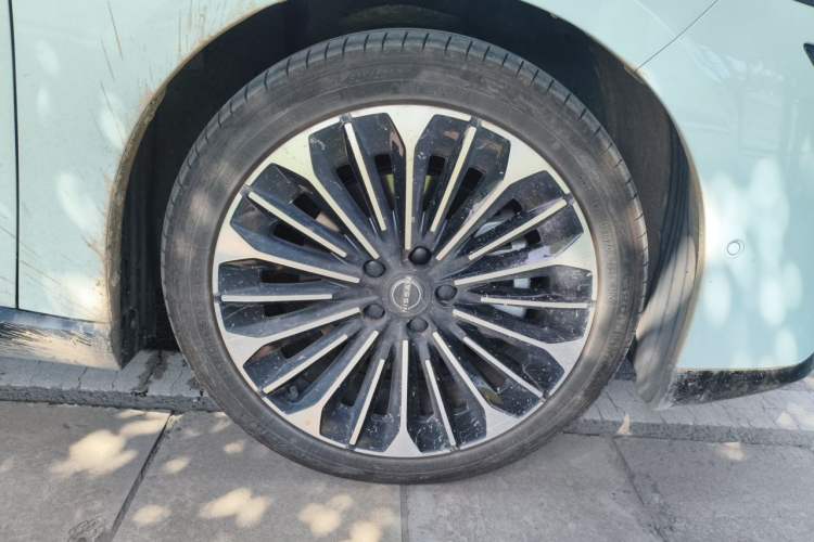 Used Nissan N7 2025 510 Max Right Front Wheel Hub