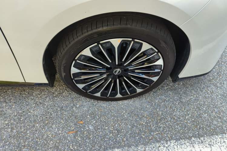Used Nissan N7 2025 510 Pro Right Front Wheel Hub