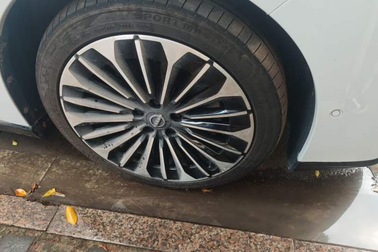 Used Nissan N7 2025 625 Max Right Front Wheel Hub