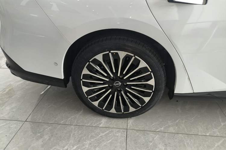 Used Nissan N7 2025 510 Max Right Rear Wheel Hub