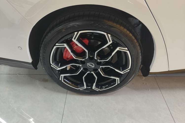 Used Nissan N7 2025 510 Max Right Rear Wheel Hub