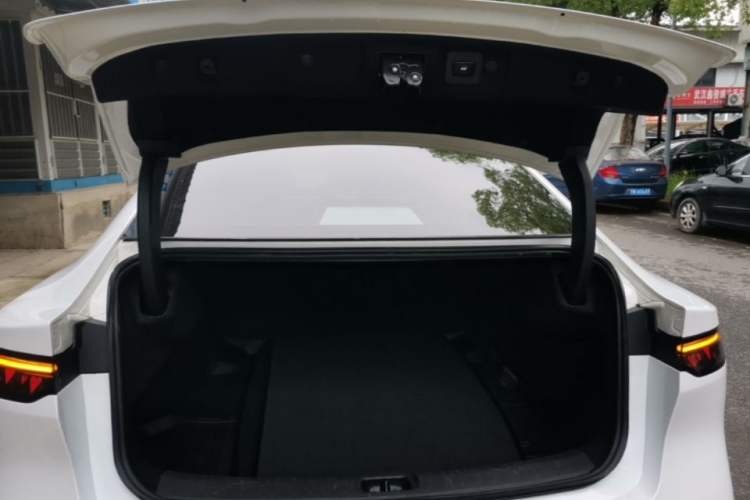 Used Nissan N7 2025 625 Max Trunk