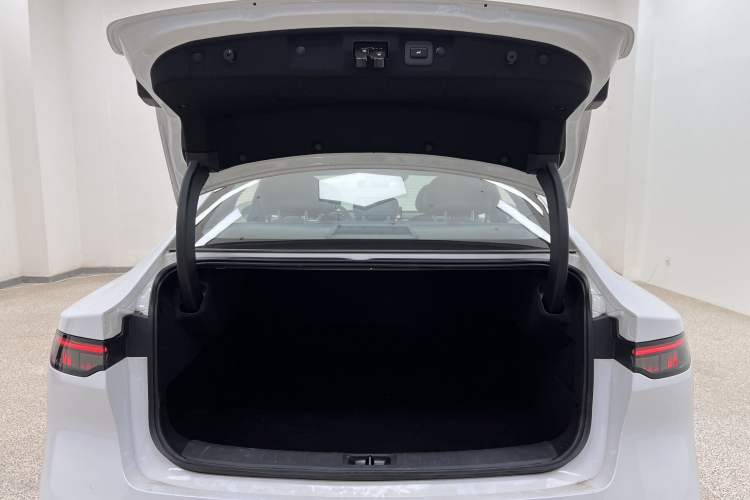 Used Nissan N7 2025 510 Max Trunk