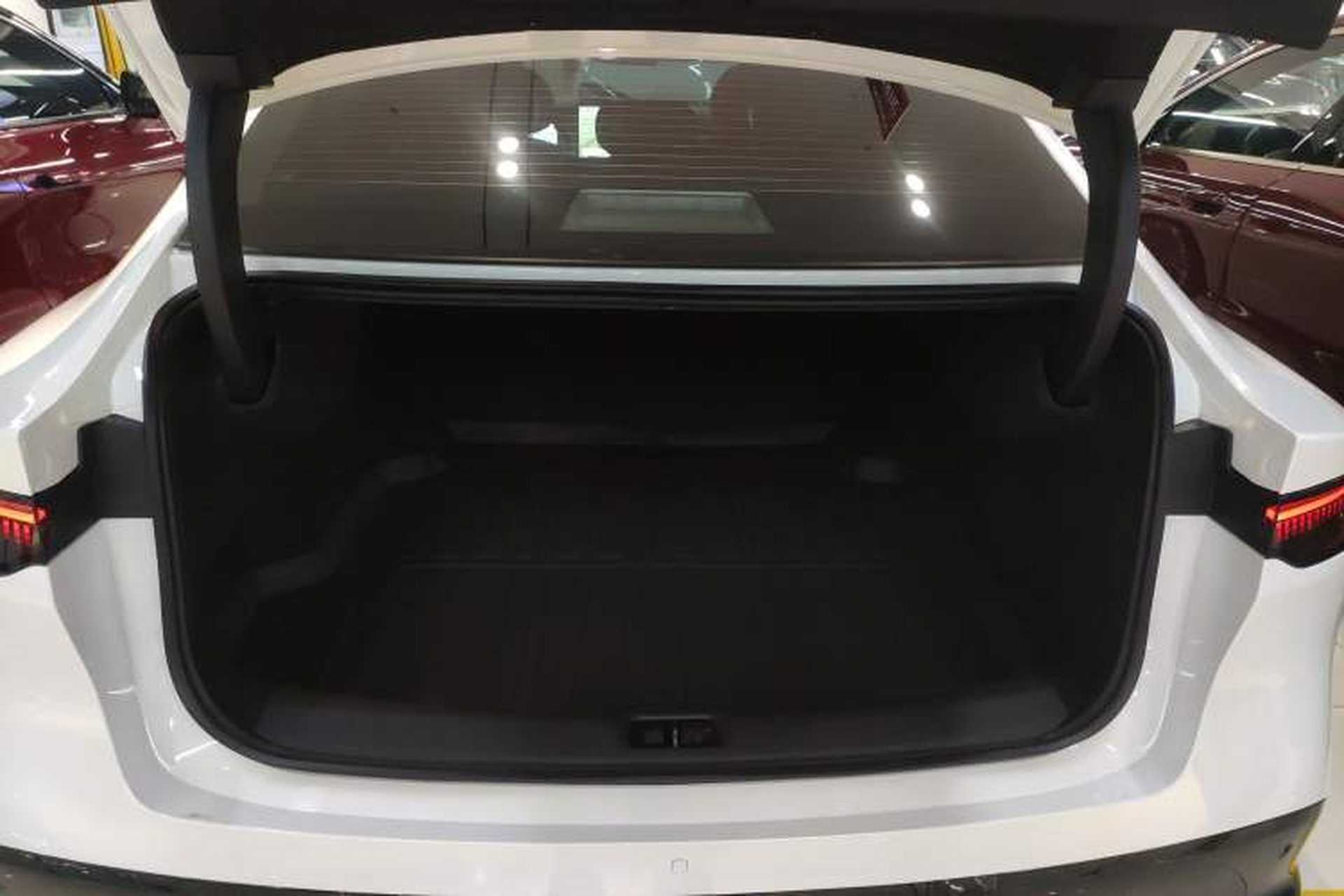 Used Nissan N7 2025 625 Max Trunk