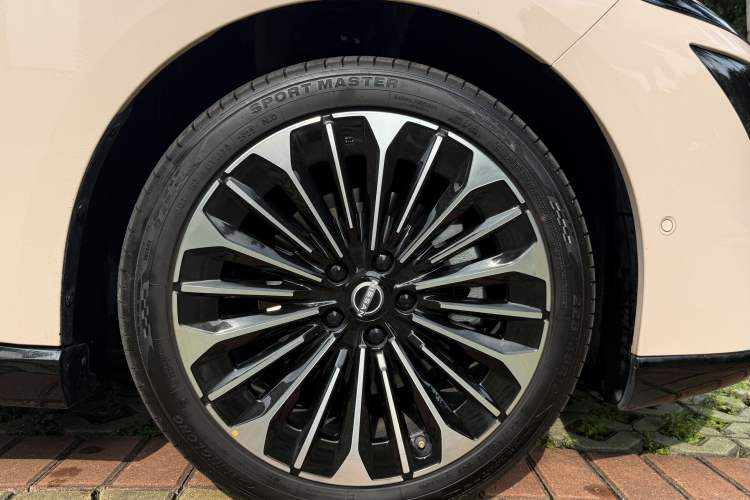 Used Nissan N7 2025 510 Max Exterior 9
