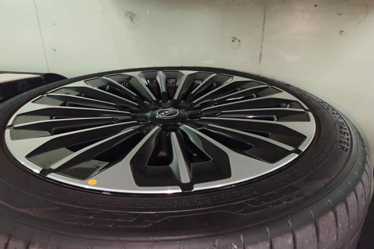 Used Nissan N7 2025 510 Max Left Front Wheel Hub