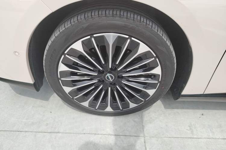 Used Nissan N7 2025 510 Max Left Front Wheel Hub