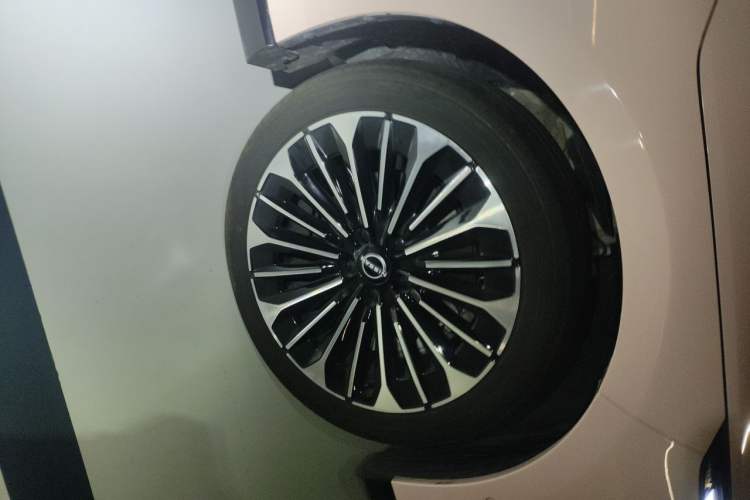 Used Nissan N7 2025 510 Max Right Front Wheel Hub