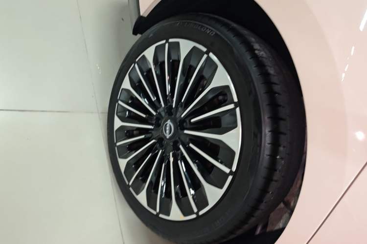 Used Nissan N7 2025 510 Max Right Rear Wheel Hub