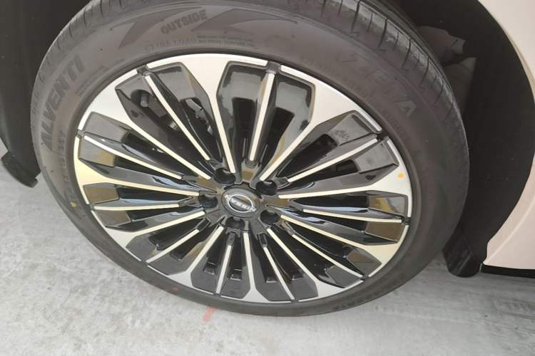 Used Nissan N7 2025 510 Max Right Rear Wheel Hub