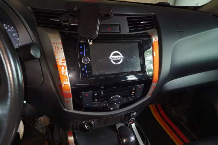 Used Nissan Navara 2017 2.5L Automatic 4x4 Luxury Edition QR25 Audio And AC Panel