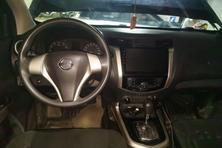 Used Nissan Navara 2017 2.5L Automatic 4x4 Luxury Edition QR25 Center Console