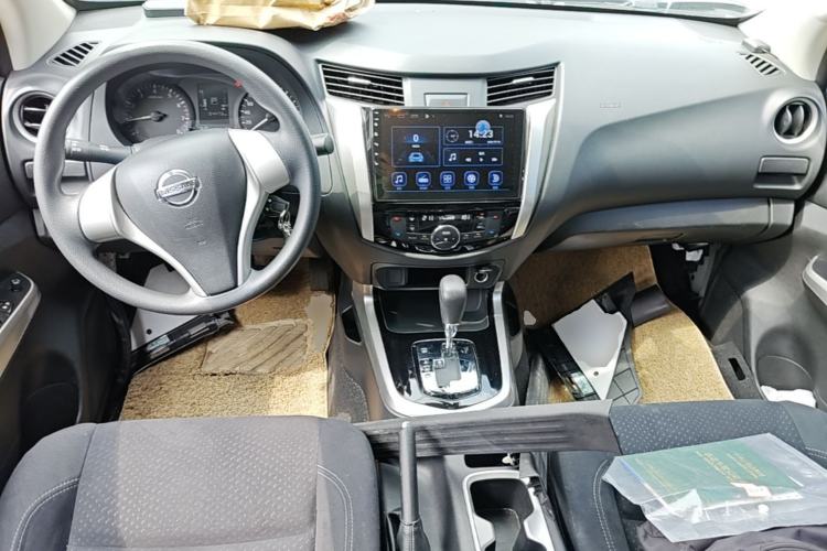 Used Nissan Navara 2017 2.5L Automatic 2WD Luxury Edition QR25 Center Console