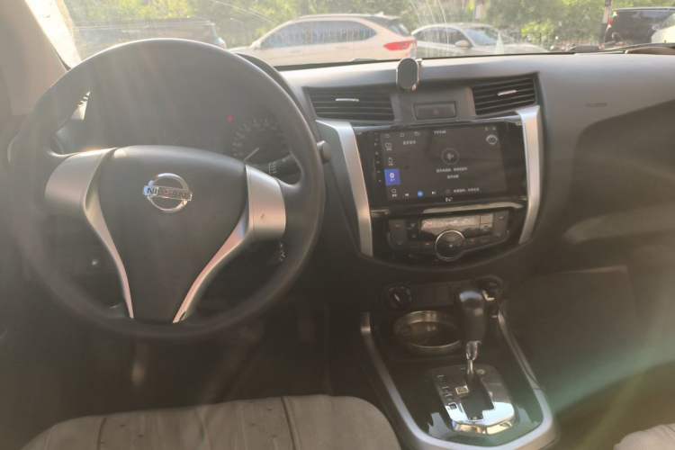 Used Nissan Navara 2017 2.5L Automatic 4x4 Luxury Edition QR25 Center Console