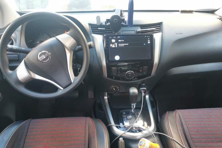 Used Nissan Navara 2017 2.5L Automatic 4x4 Luxury Edition QR25 Center Console