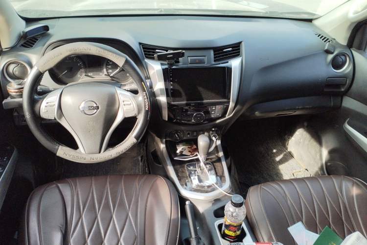 Used Nissan Navara 2017 2.5L Automatic 4x4 Luxury Edition QR25 Center Console