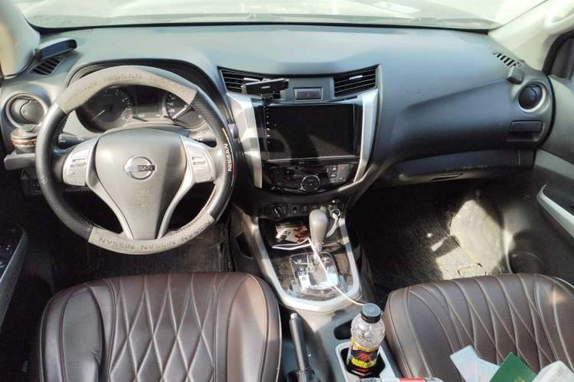 Used Nissan Navara 2017 2.5L Automatic 4x4 Luxury Edition QR25 Center Console