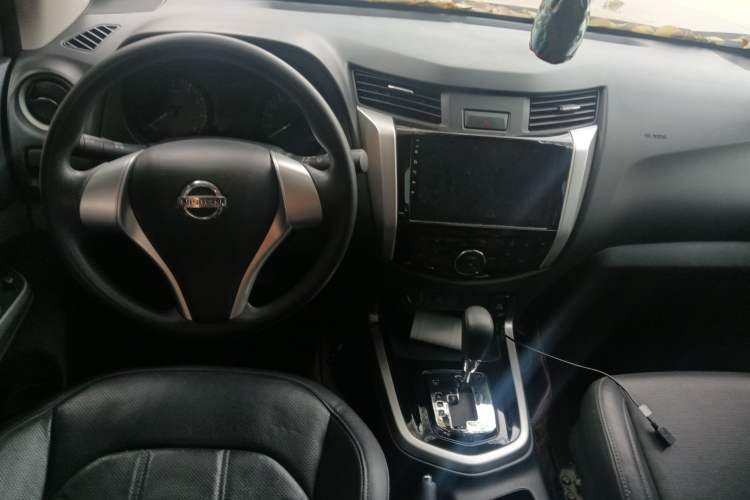 Used Nissan Navara 2017 2.5L Automatic 4x4 Luxury Edition QR25 Center Console