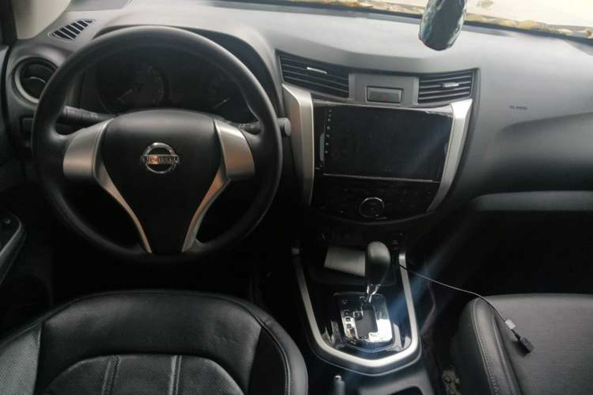 Used Nissan Navara 2017 2.5L Automatic 4x4 Luxury Edition QR25 Center Console