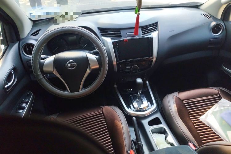 Used Nissan Navara 2017 2.5L Automatic 4x4 Luxury Edition QR25 Center Console