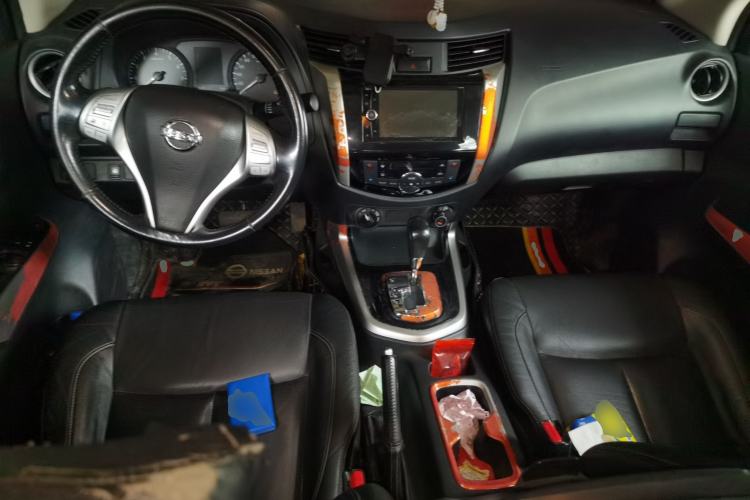 Used Nissan Navara 2017 2.5L Automatic 4x4 Luxury Edition QR25 Center Console