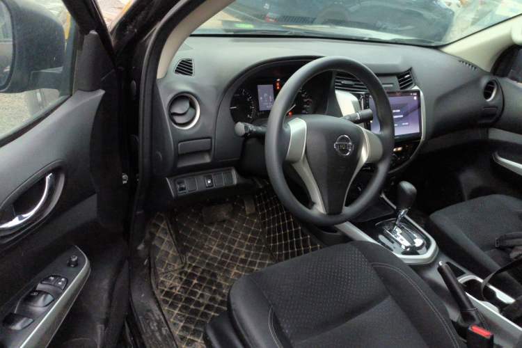 Used Nissan Navara 2017 2.5L Automatic 4x4 Luxury Edition QR25 Driver Seat